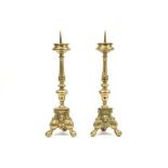pair of 17th/18th Cent. baroque style brass candlesticks with cupids||Paar 17de/18de eeuwse