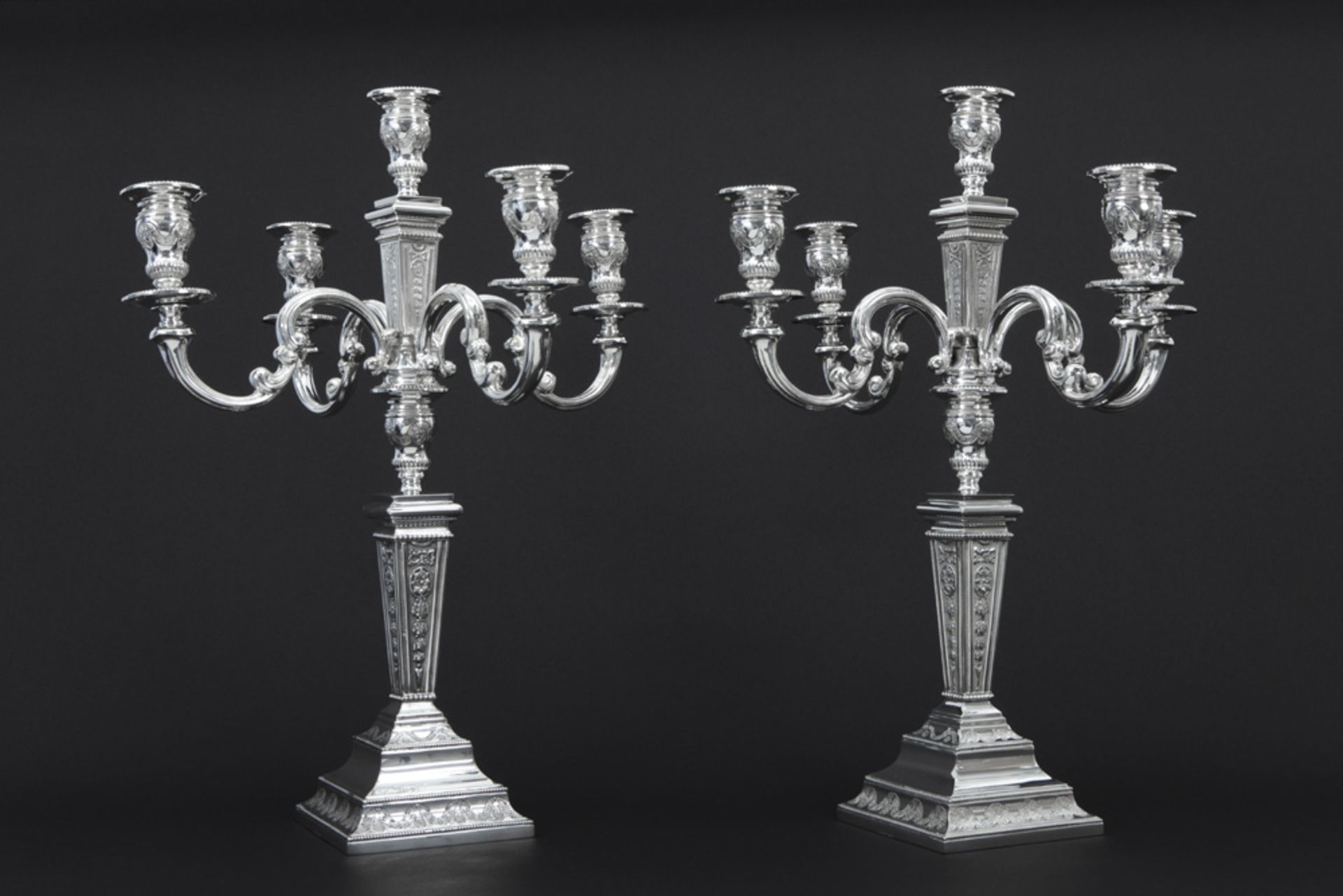pair of neoclassical candelabras in marked silver||Mooi paar neoclassicistische tafelkandelaars in - Bild 3 aus 5
