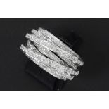 ring in white gold (18 carat) with ca 2,50 carat of brilliant cut diamonds||Moderne ring met zeven