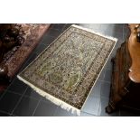 finely knotted vintage Agra rug in wool and silk||Fijngeknoopte Agra in wol en zijde met een