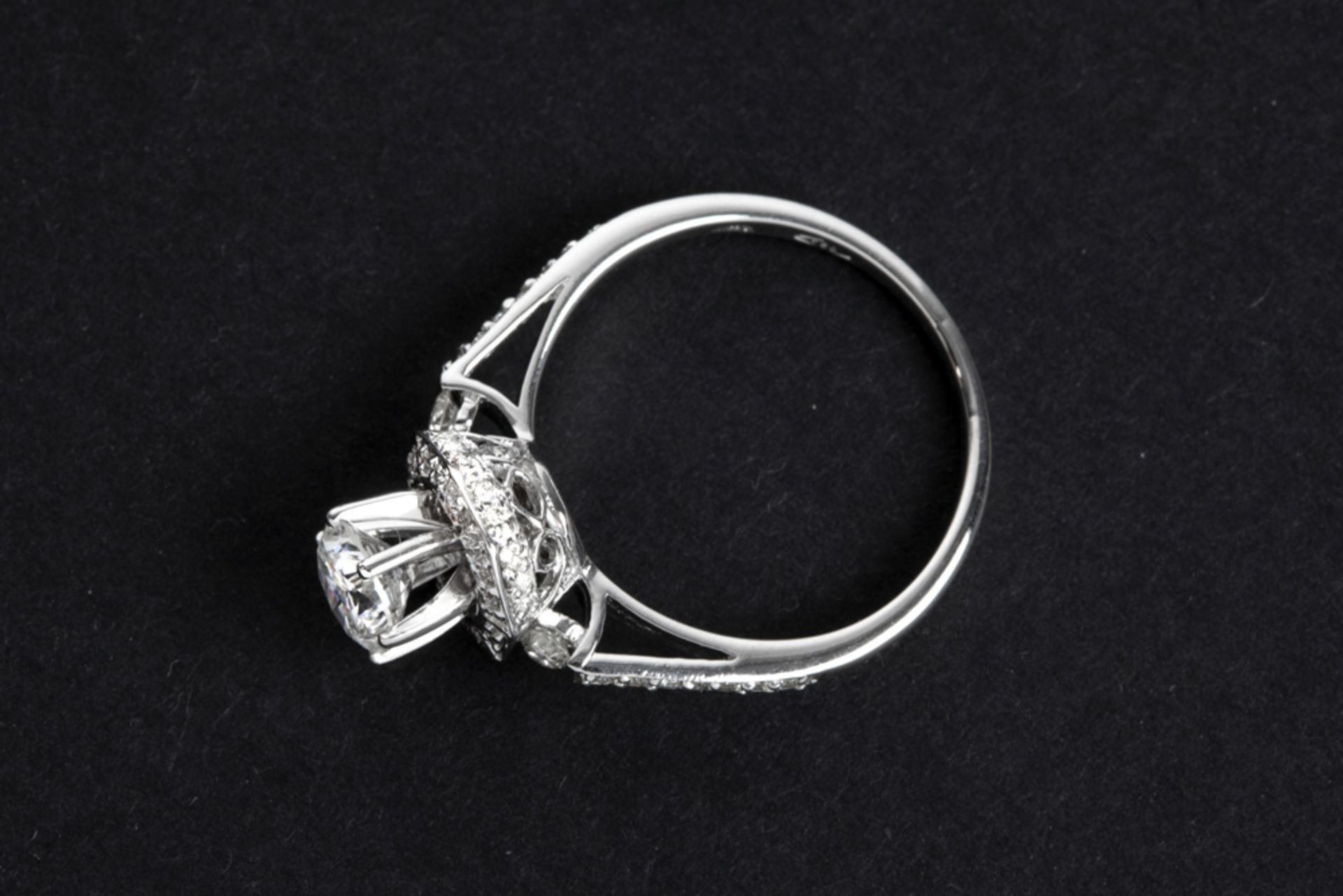 a 0,72 carat high quality brilliant cut diamond set in a ring in white gold (18 carat) with ca 0, - Bild 2 aus 2