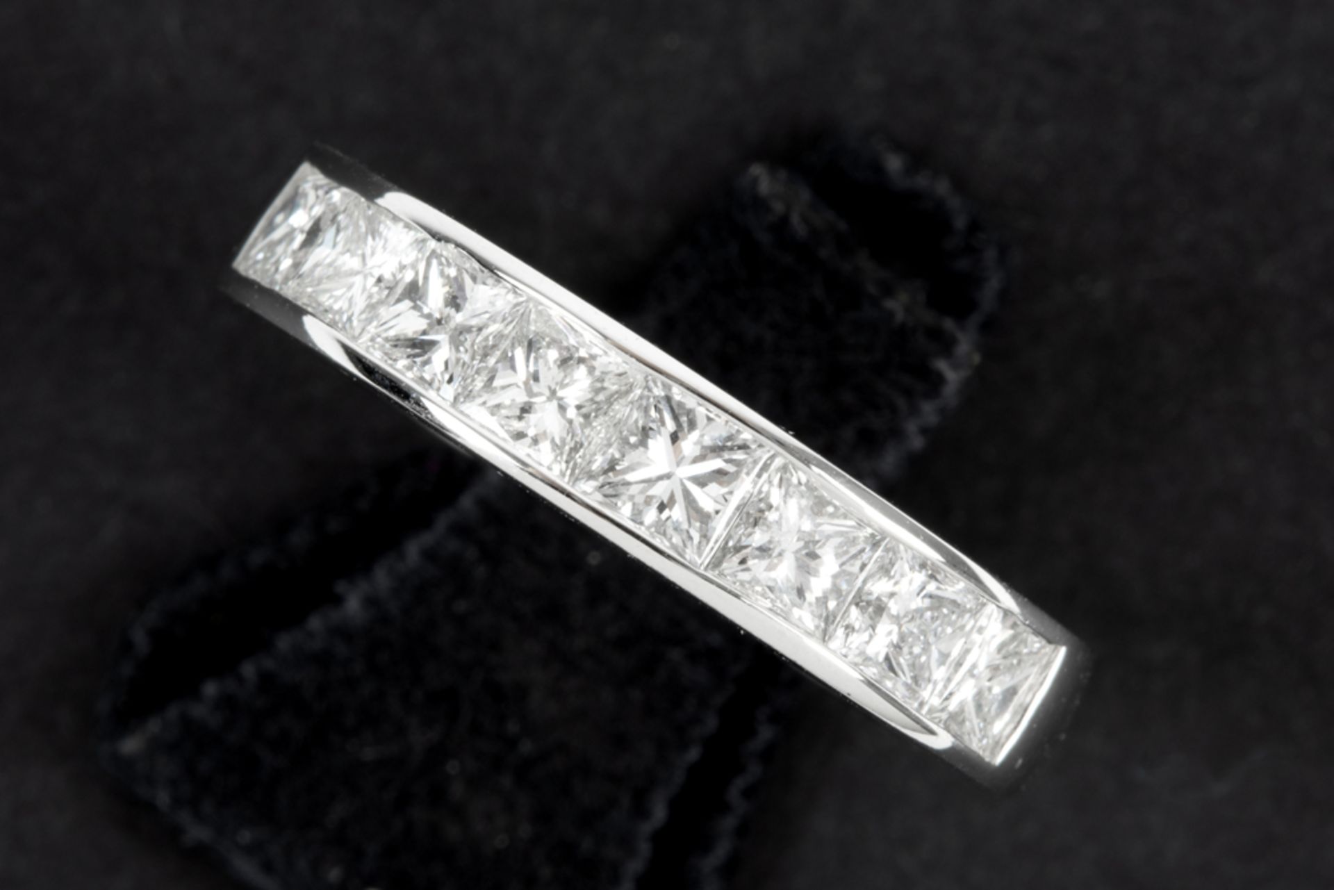 ring in white gold (18 carat) with ca 2,50 carat of very high quality princess' cut diamonds