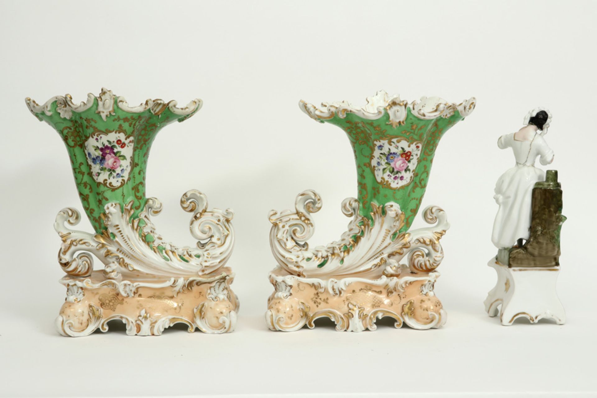three pieces of antique French porcelain from Paris : a figure and a pair of vases - Bild 2 aus 3