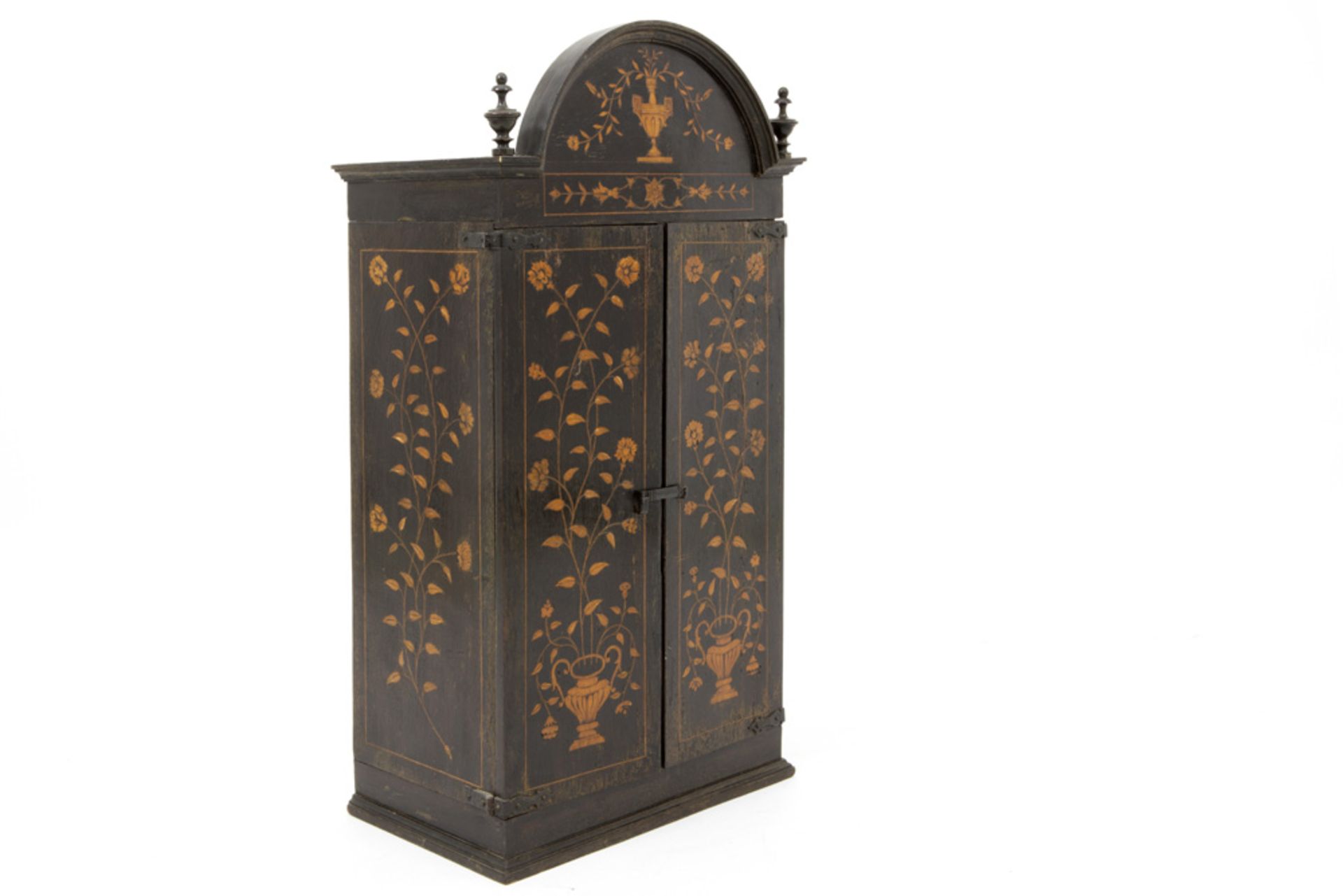 antique altar cabinet in oak with inlaid floral motives and with two doors, which hide a shrine with - Bild 2 aus 3