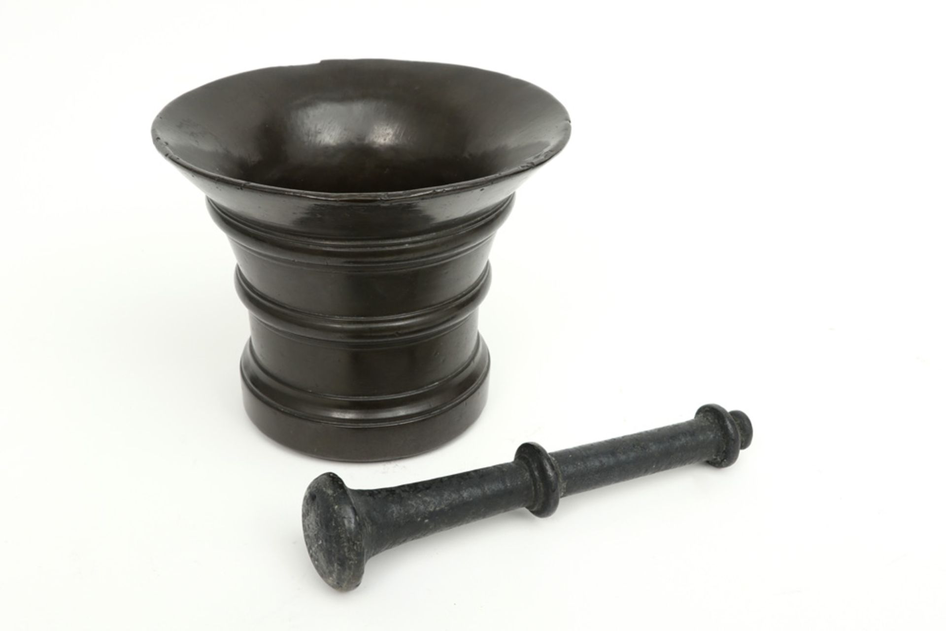 17th/18th Cent. mortar (with its pestle) in bronze with a nice patina - Image 2 of 4