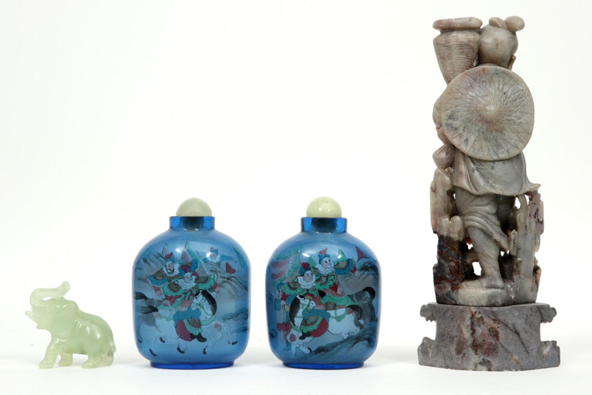 four Chinese items with two glass flasks, a soapstone figure and a jade elephant - Bild 2 aus 2