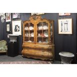 18th Cent. Dutch displaycabinet in burr of walnut and walnut