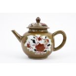 18th Cent. Chinese tea pot in "Capucin/café-au-lait" porcelain with an Imari decor