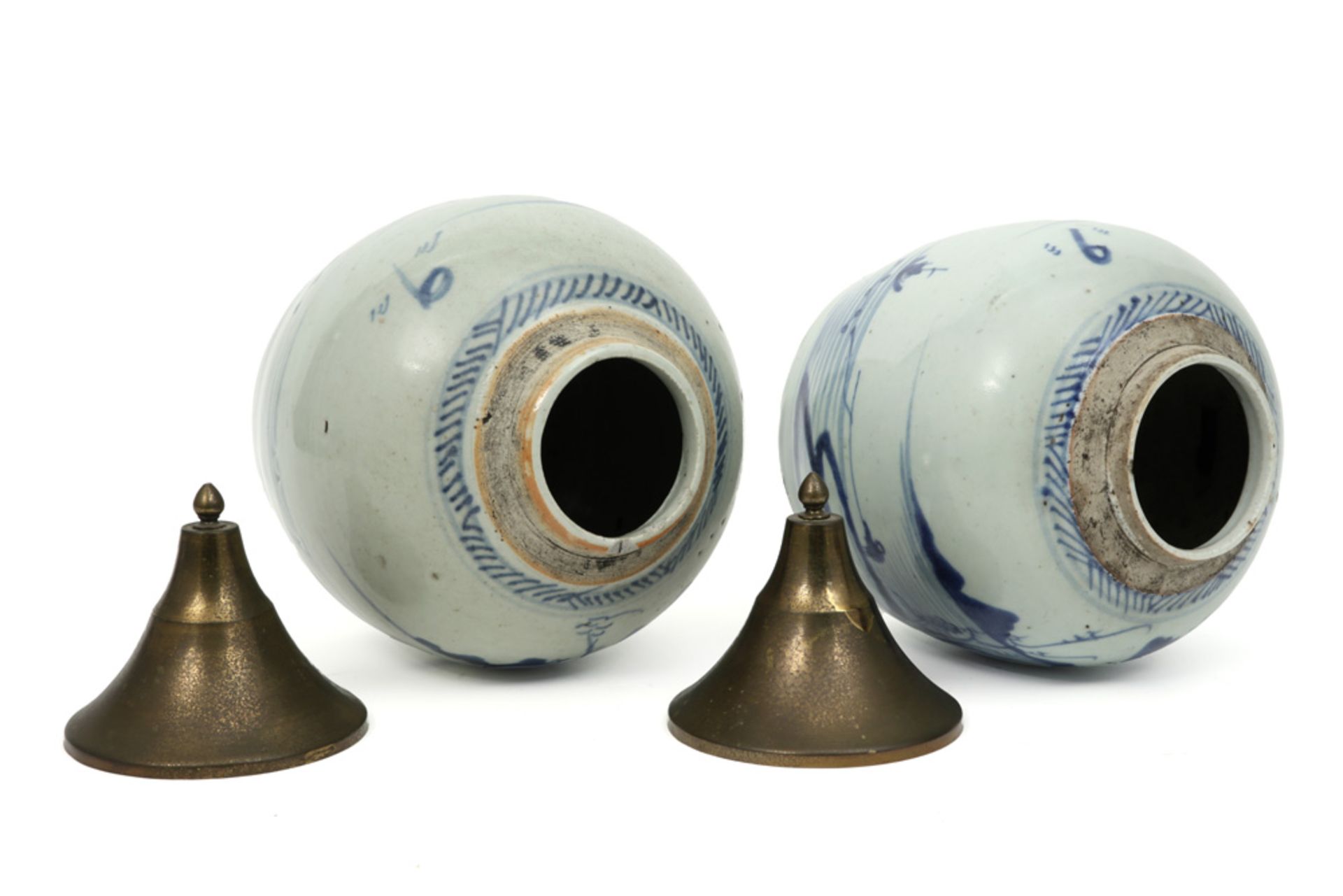 pair of antique Chinese jars in porcelain with a blue-white decor - each with an antique brass lid - Image 3 of 4