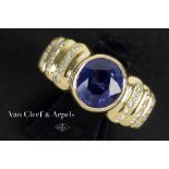 Van Cleef & Arpels signed ring in yellow gold (18 carat) with a 3,14 carat intense vivid blue sapphi