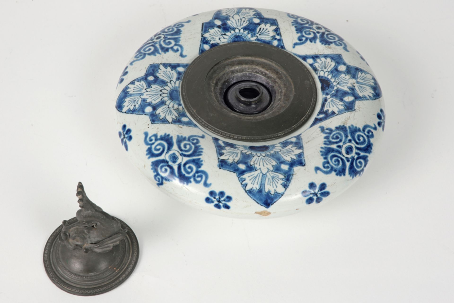 quite exceptional antique inkwell in marked ceramic from Delft with a blue-white decor and with a pe - Image 2 of 3
