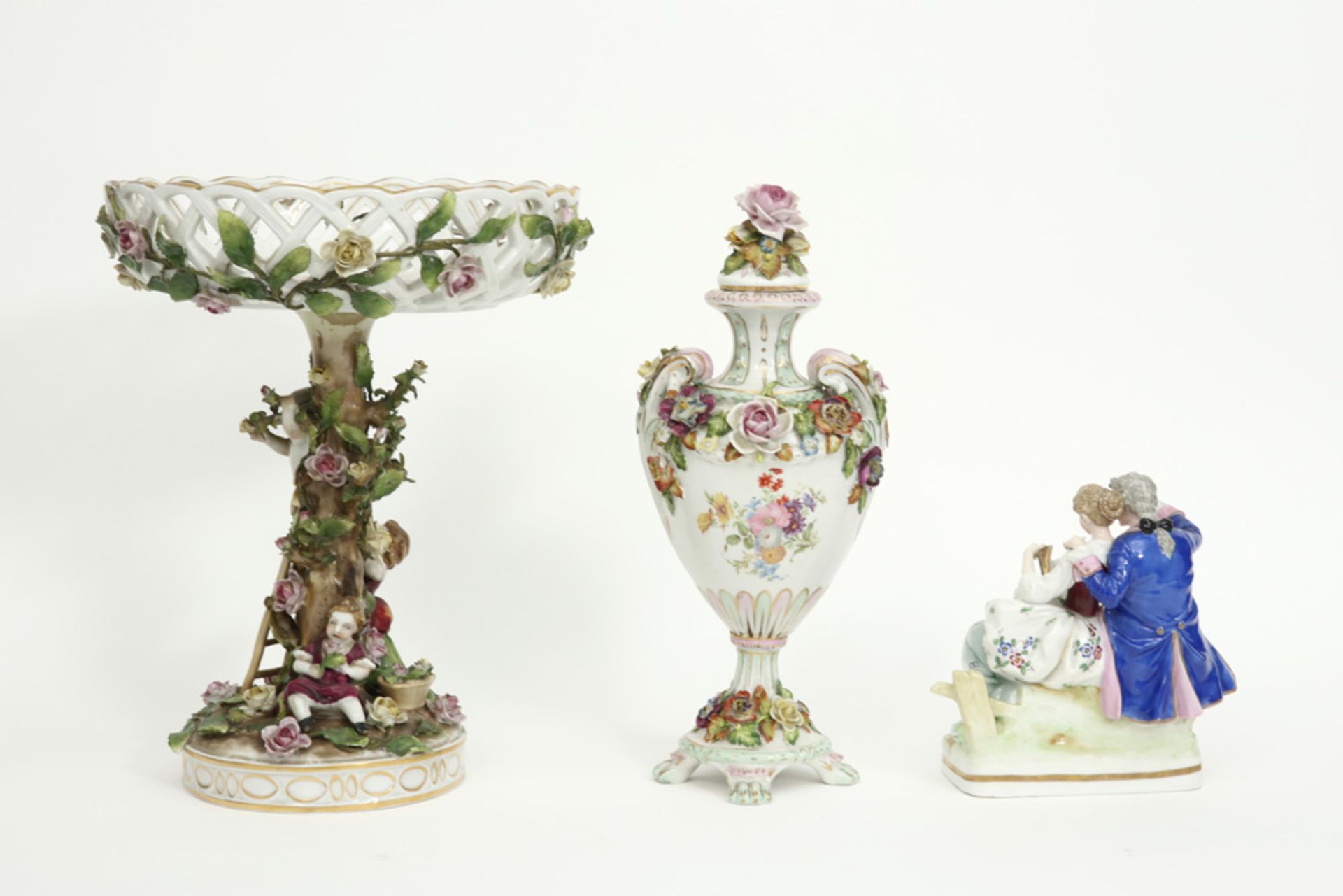 a lidded vase, a group of two figures and a tazza in marked German porcelain - Bild 2 aus 6