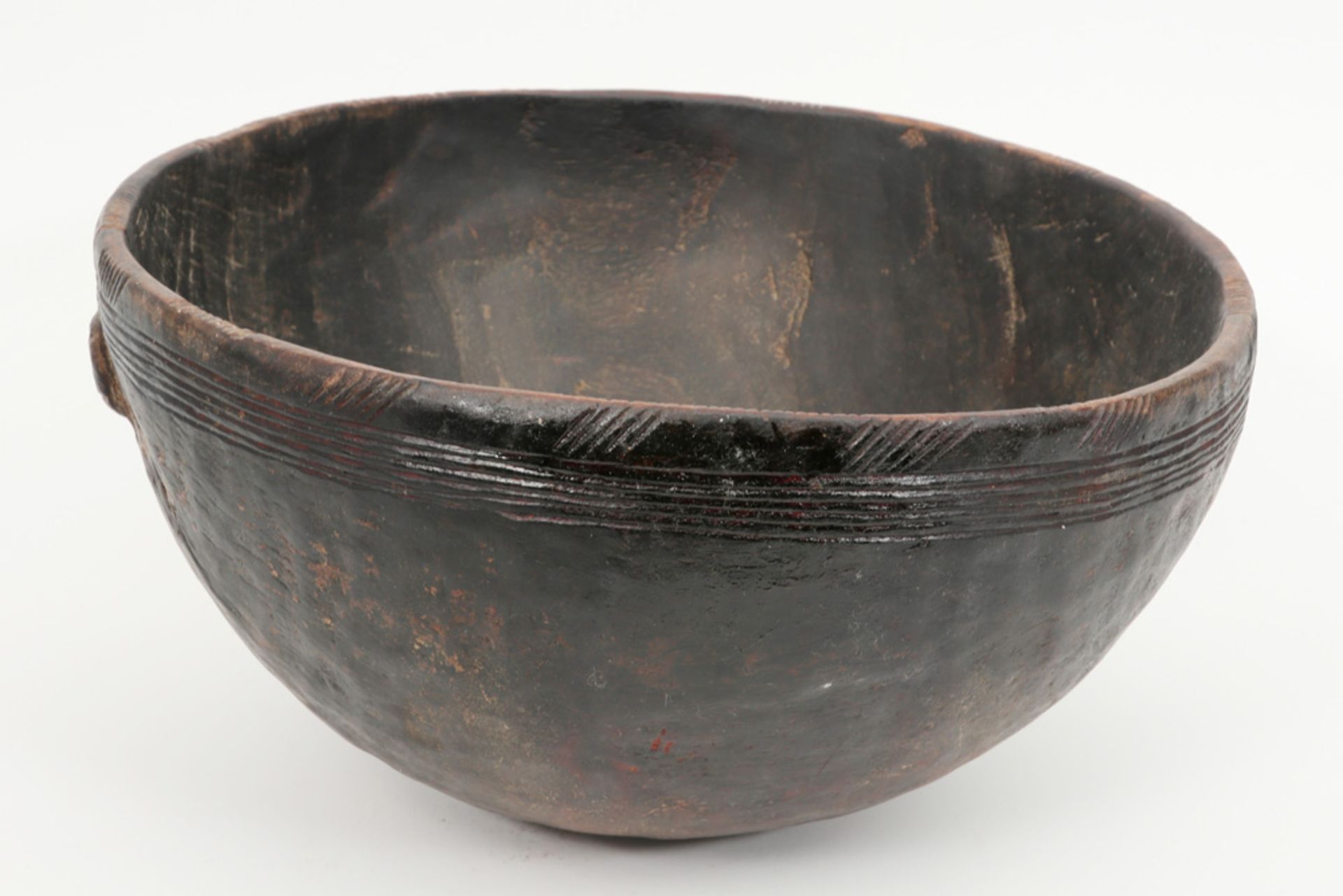 authentic Nigerain Nupe bowl in wood with typical carved ornamentation - Image 3 of 3