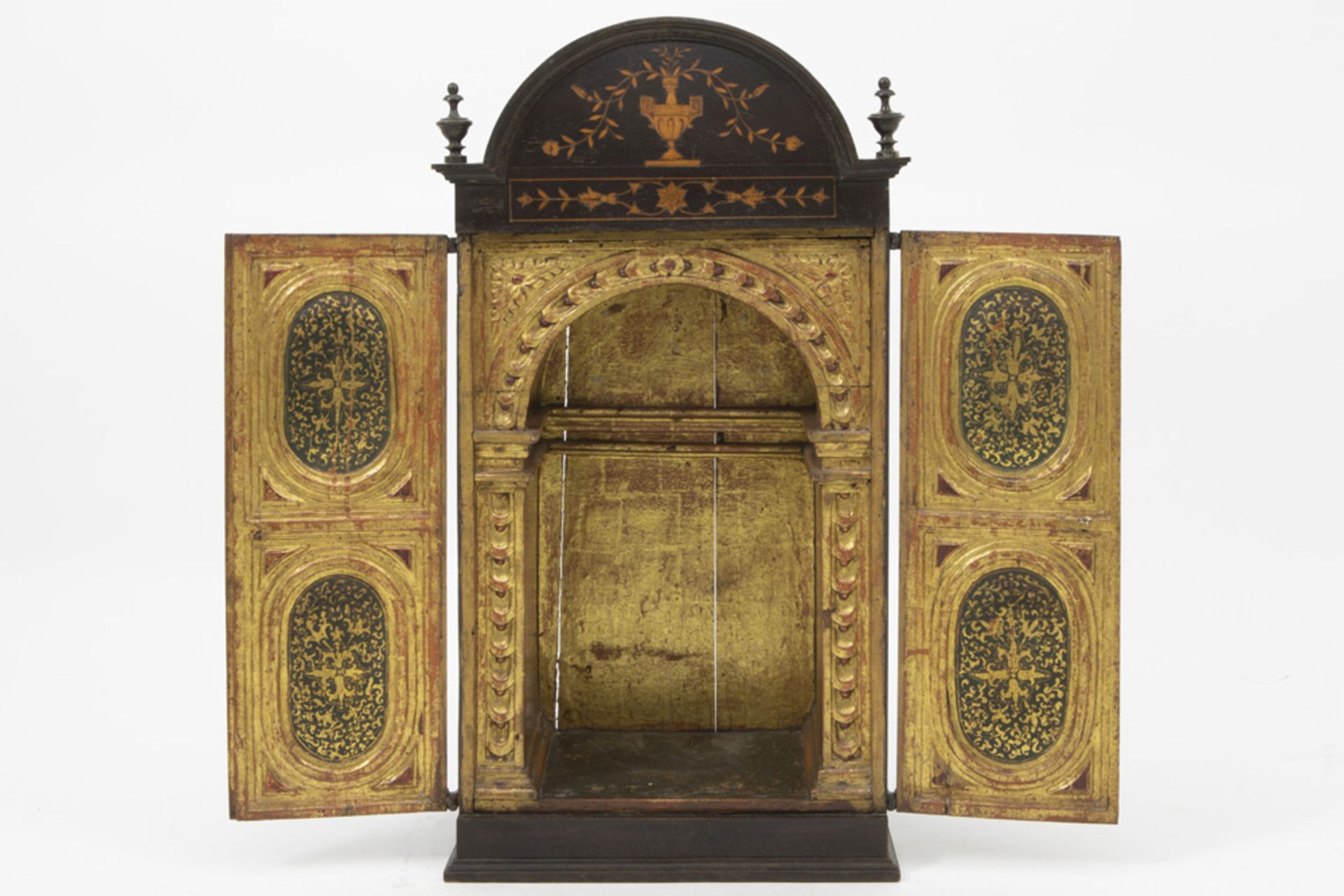 antique altar cabinet in oak with inlaid floral motives and with two doors, which hide a shrine with - Bild 3 aus 3