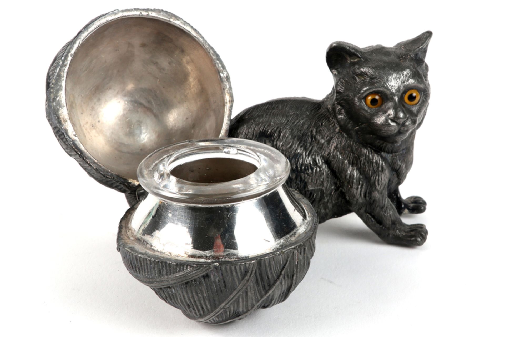antique silverplated pewter inkwell in the shape of a cat (with glass eyes) - Bild 2 aus 2
