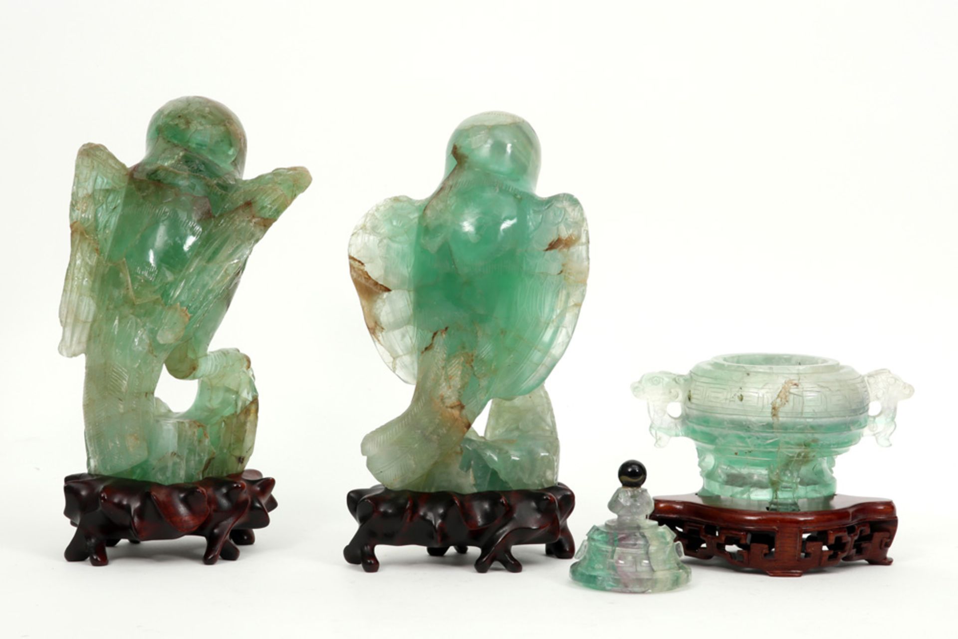 three pieces of jade : a pair of birds and a lidded jar - Bild 2 aus 2