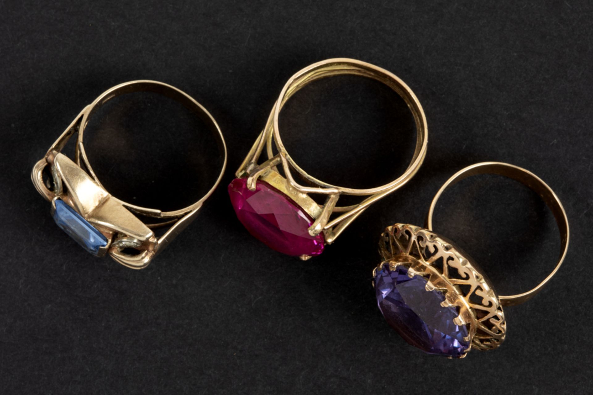 three rings in yellow gold (18 carat) each with a color stone - Image 2 of 2