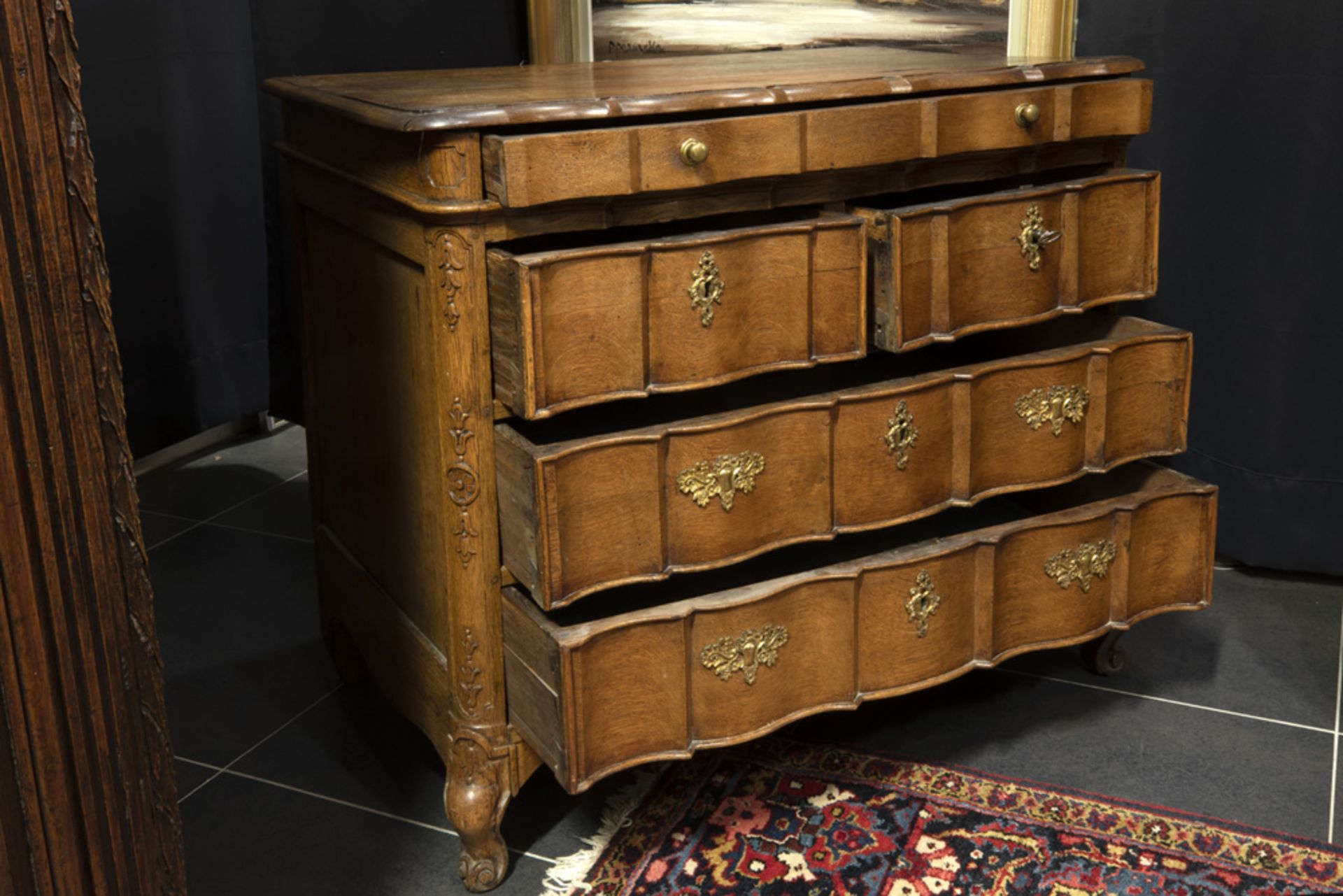 antique oak chest of drawers with a serpentine curved front and with sculpted Louis XV ornaments - Bild 2 aus 2
