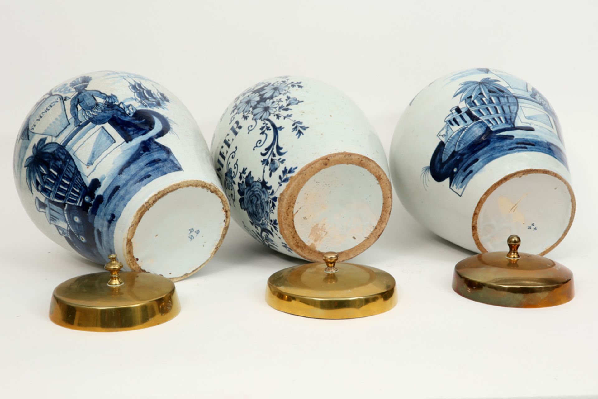 three 18th Cent. ceramic tobacco jars (two are marked) from Delft with a blue-white decor and brass  - Bild 4 aus 6