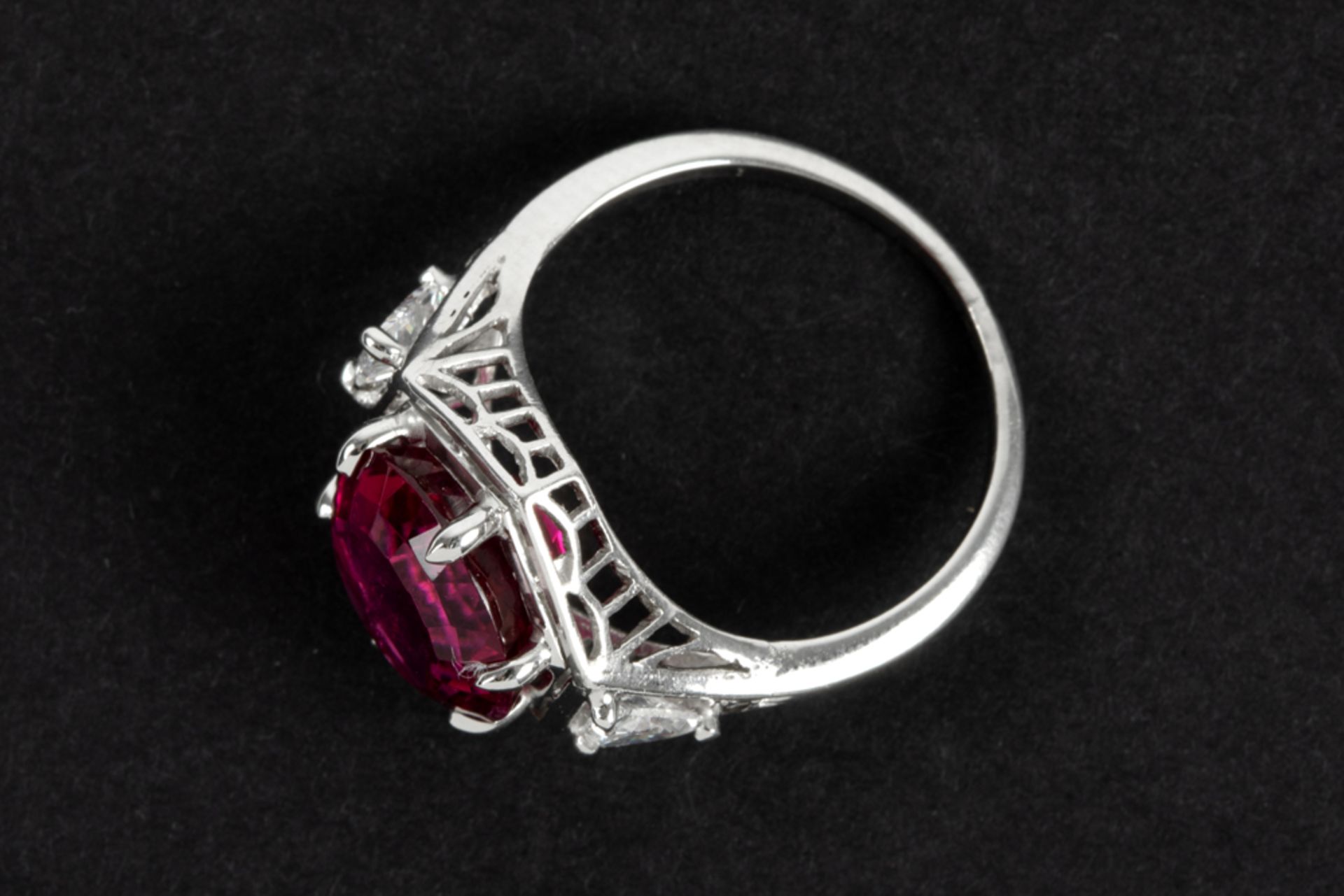 beautiful 5,39 carat brilliant cut rubelite with a superb color set in a ring in platinum with ca 0, - Image 2 of 3