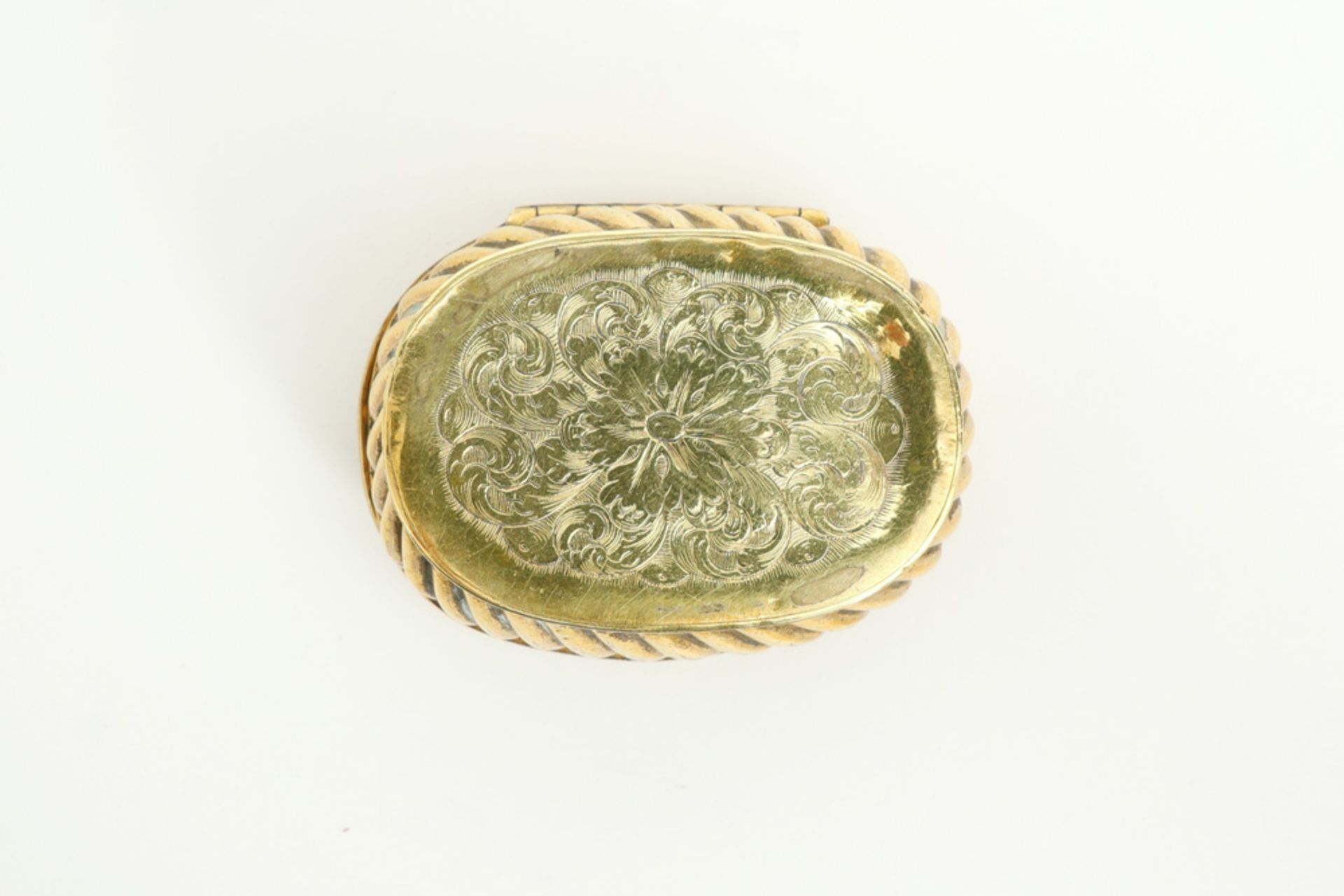 17th Cent. presumably German oval snuff box in vermeil with engraved and embossed ornamentation and  - Image 4 of 4