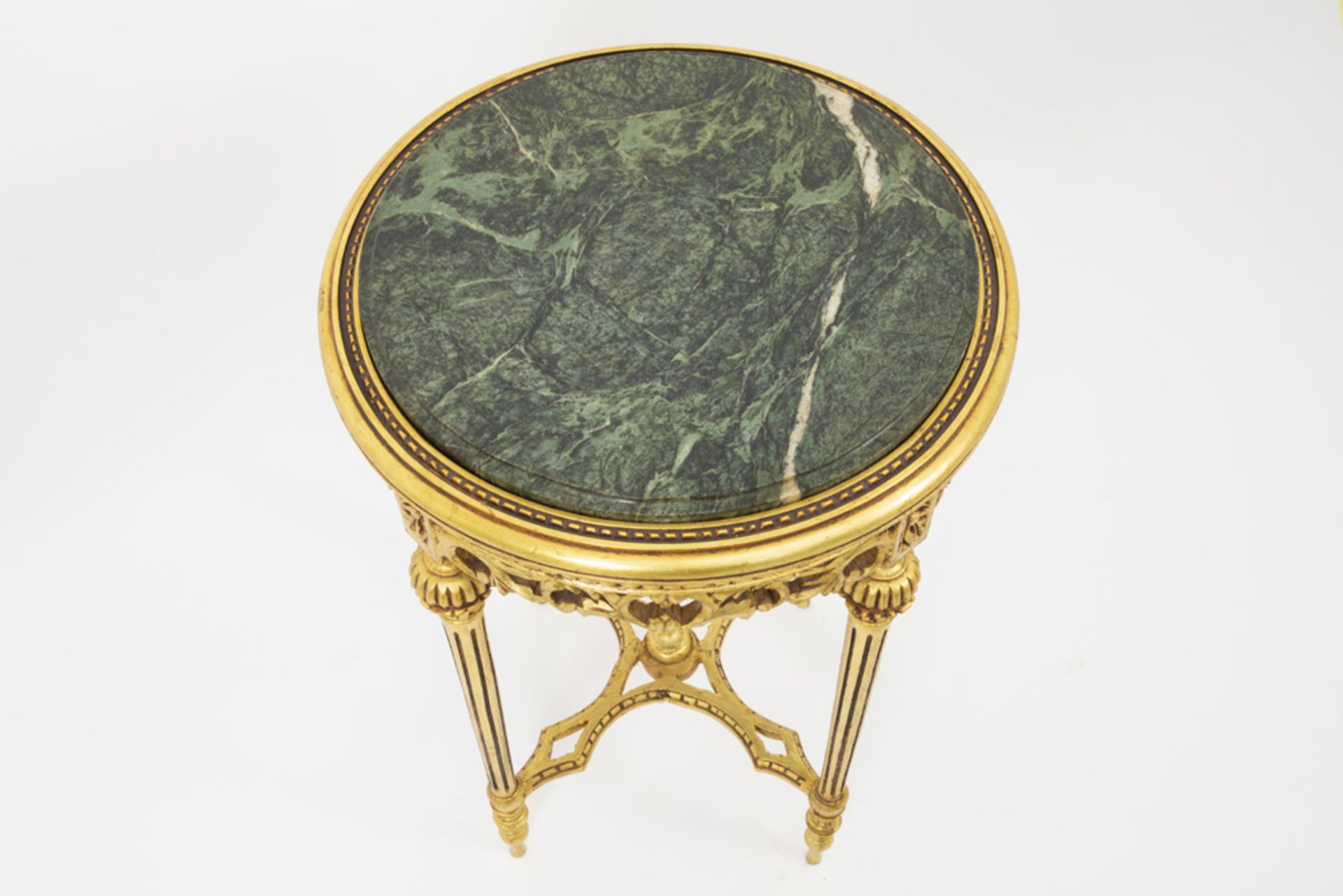 Italian neoclassical occasional table in gilded wood with a marble top - Bild 2 aus 2