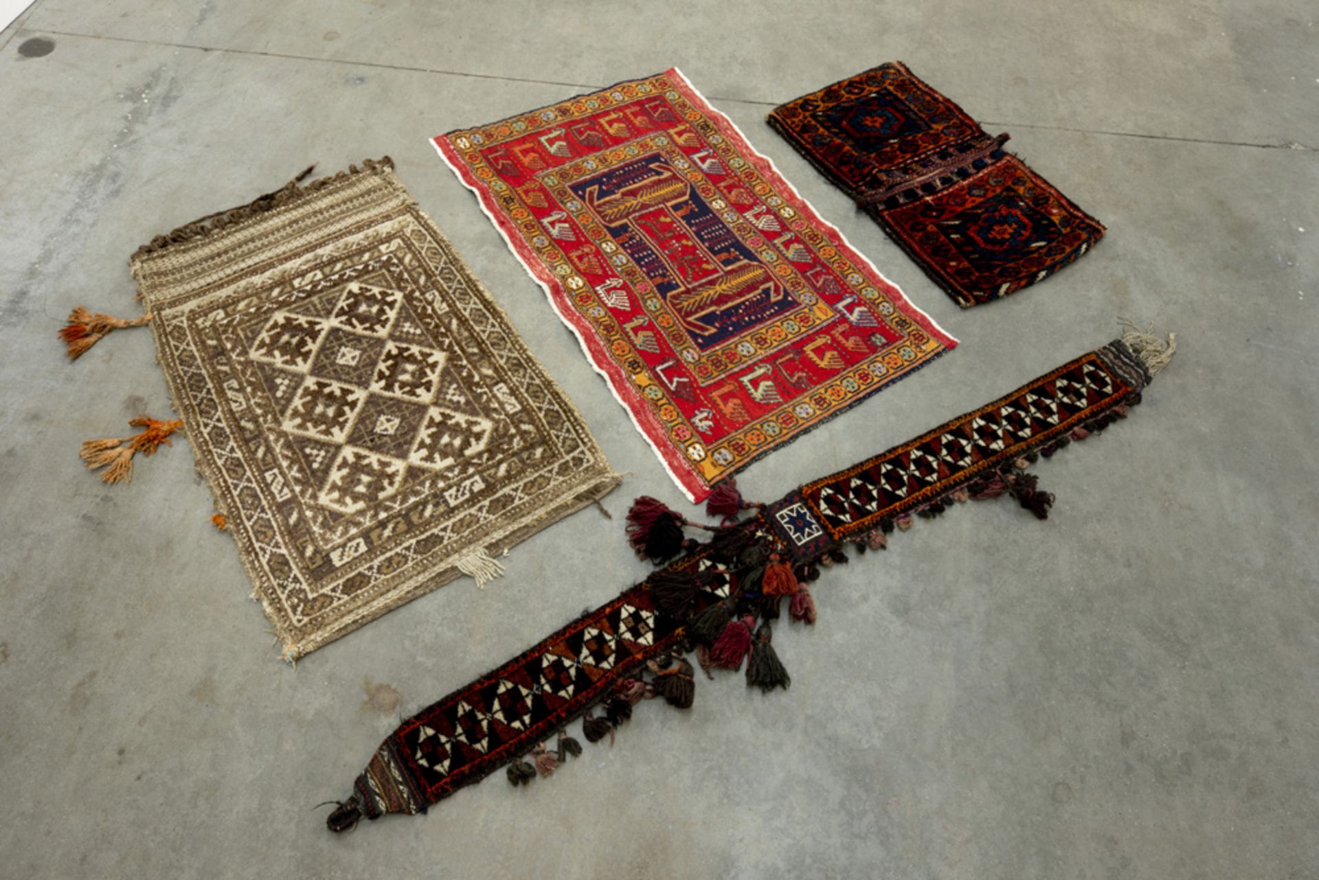 4 pieces of oriental textile with a tent decoration, camel bags and a Soumak