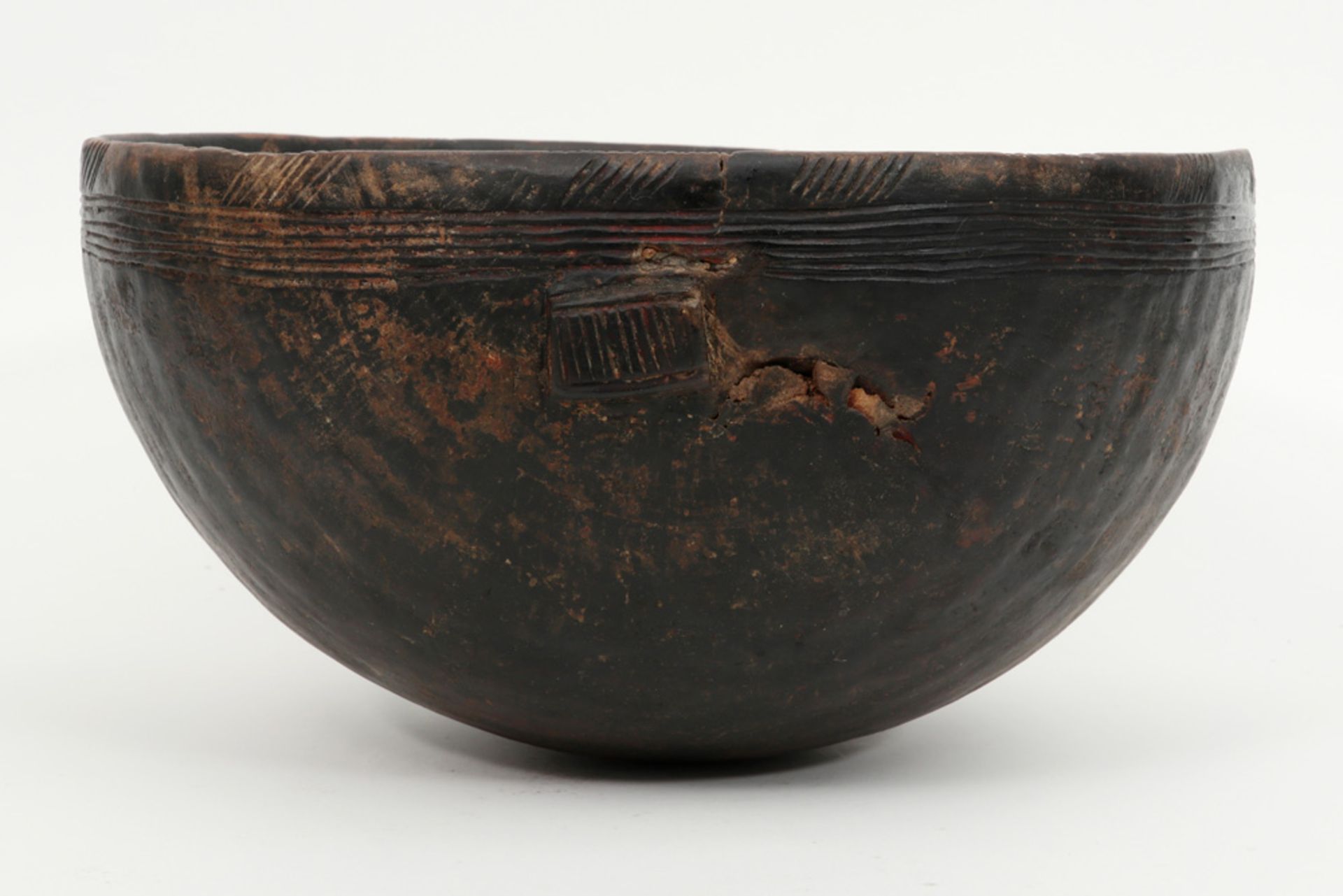 authentic Nigerain Nupe bowl in wood with typical carved ornamentation - Image 2 of 3