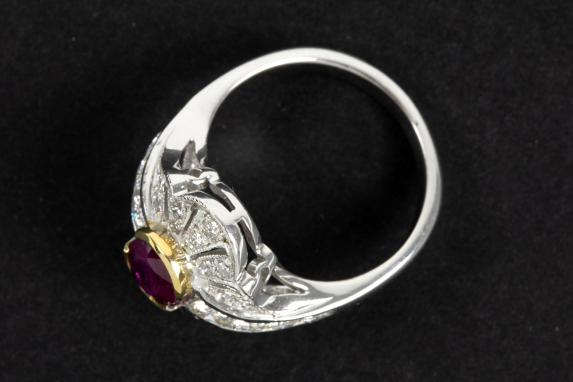 oval cut not-heated (!!) pigeon blood ruby of 1,76 carat set in yellow gold (18 carat) on a ring in  - Image 2 of 3