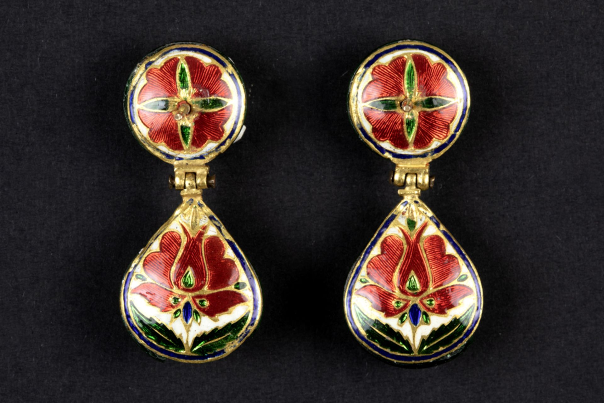 pair of antique North Indian "Kundan" earrings in partially lacquered yellow gold and set with typic - Image 2 of 2