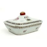 lidded Chinese tureen in typical Chinese export porcelain with a polychrome decor with flowers and c
