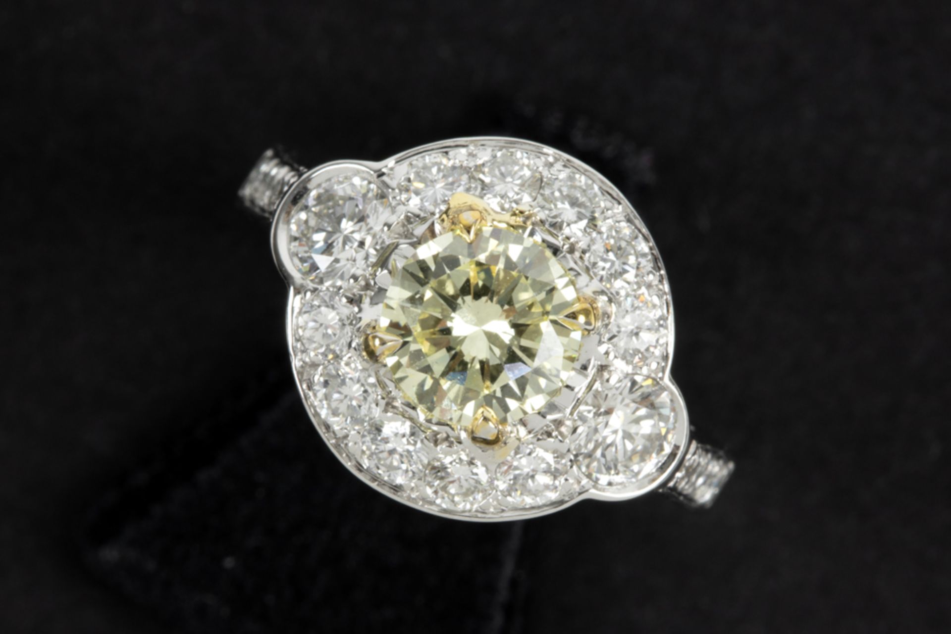 a 0,91 carat high quality fancy yellow brilliant cut diamond set in a ring in white gold (18 carat) 