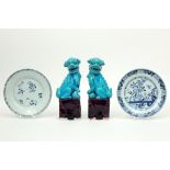 four pieces of Chinese porcelain : a pair of fô dogs and two 18th Cent. plates with blue-white decor