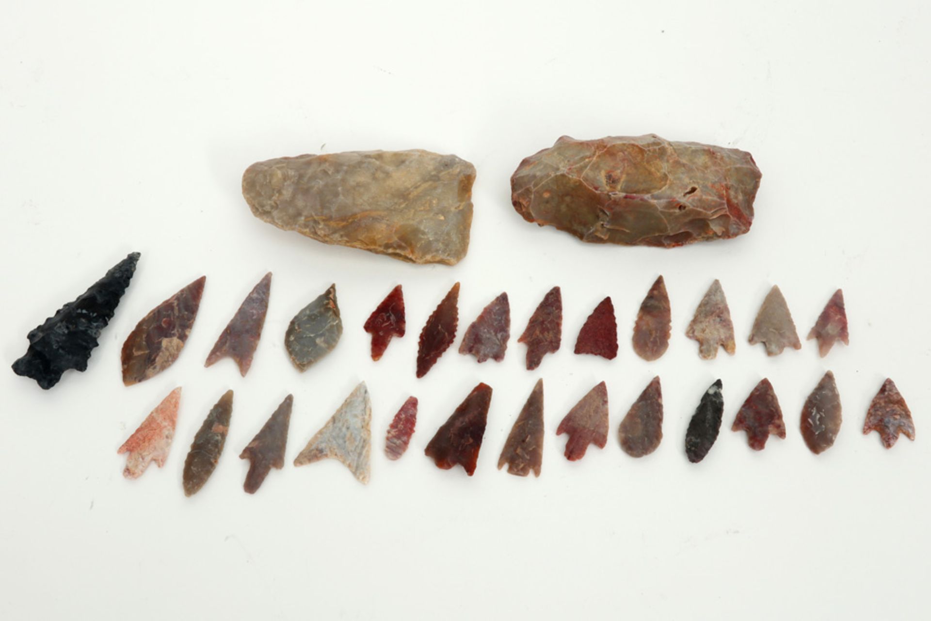 28 Prehistorical stone implements : 2 axes, 25 arrows and a spear point - Bild 2 aus 2