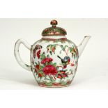 19th Cent. Chinese teapot in porcelain with a Cantonese decor