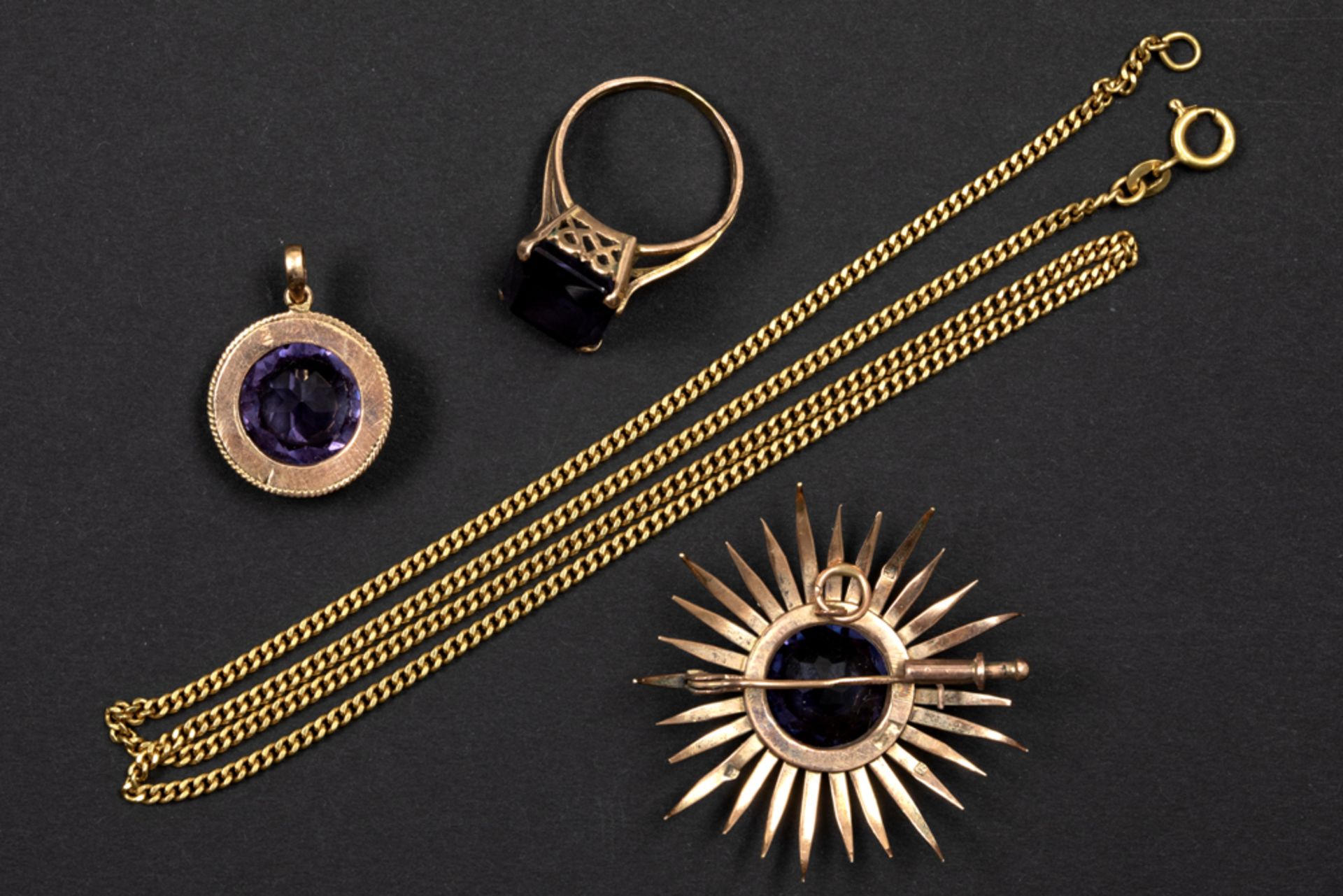 ring, brooch and pendant in yellow gold (18 carat) with an amethyst & a 10,8 grams necklace in yello - Image 2 of 2