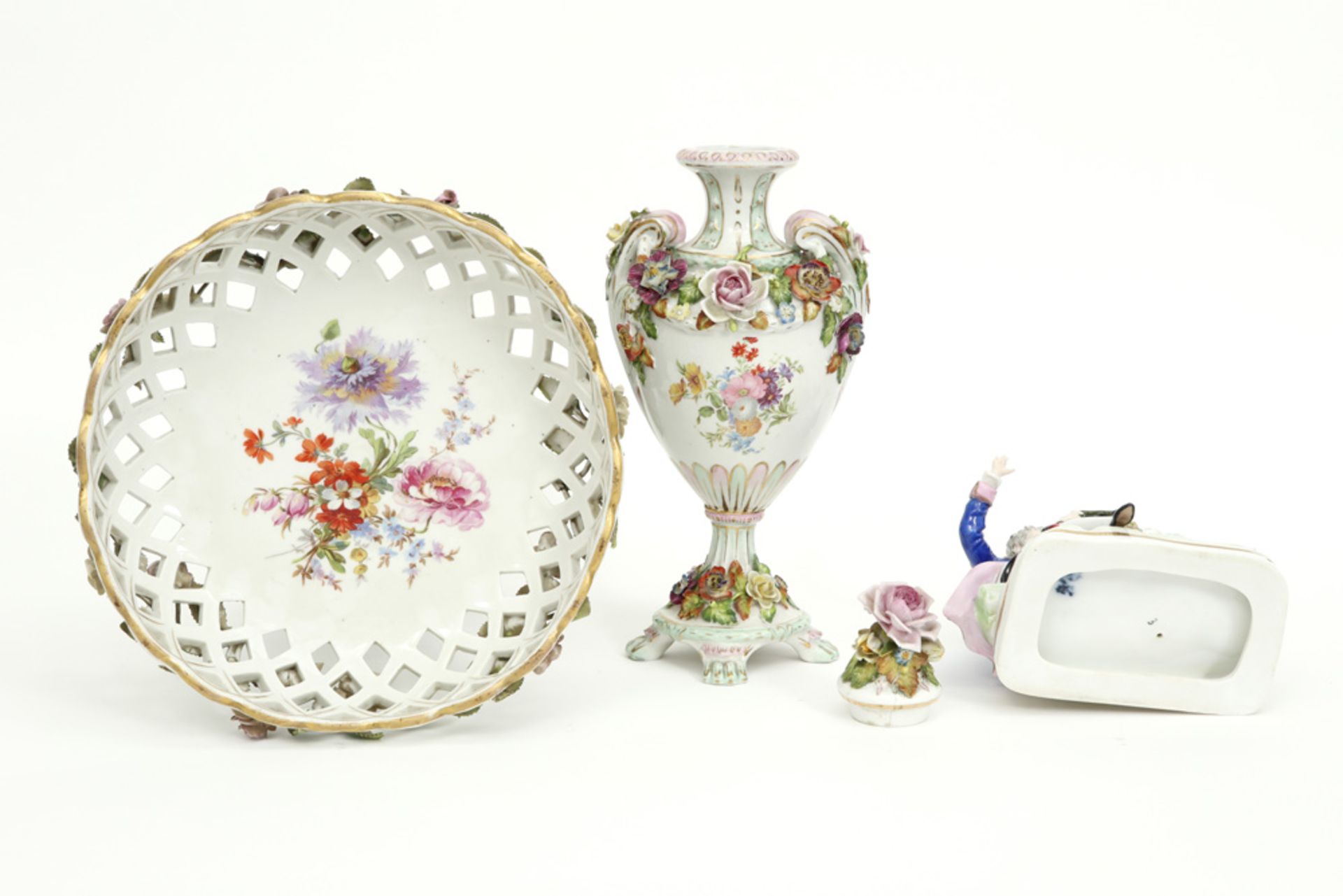 a lidded vase, a group of two figures and a tazza in marked German porcelain - Bild 3 aus 6