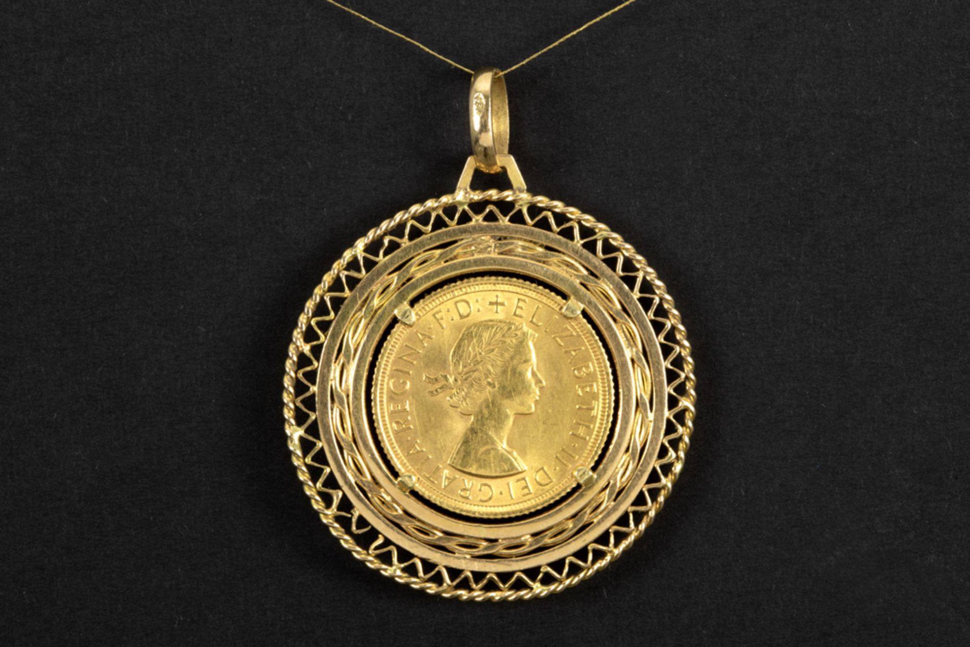 golden "Elisabeth II" coin dd 1958 set in a pendant in yellow gold (18 carat)
