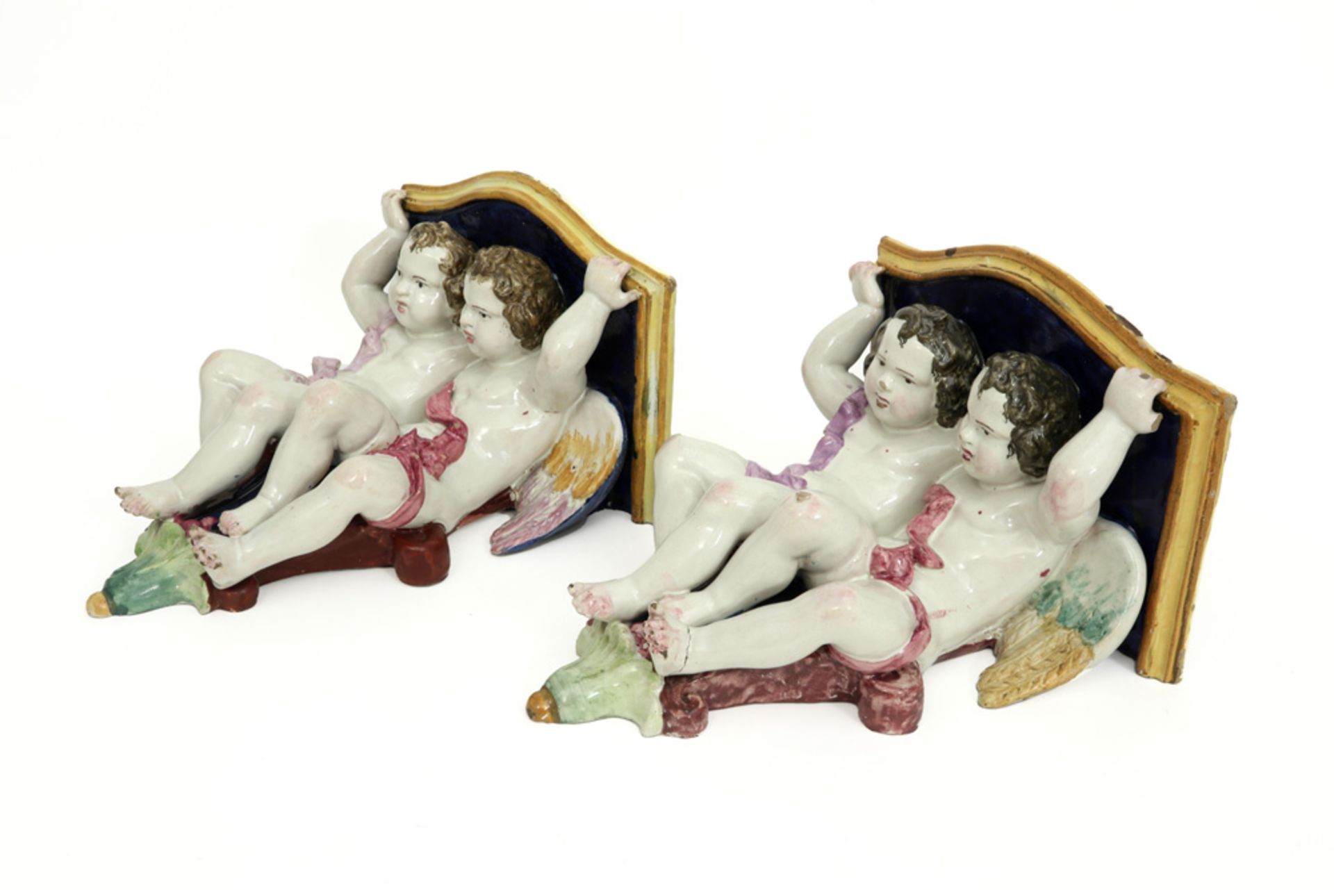 pair of Italian wall hanging consoles, each with two cupids, in polychromed ceramic  - Bild 3 aus 4