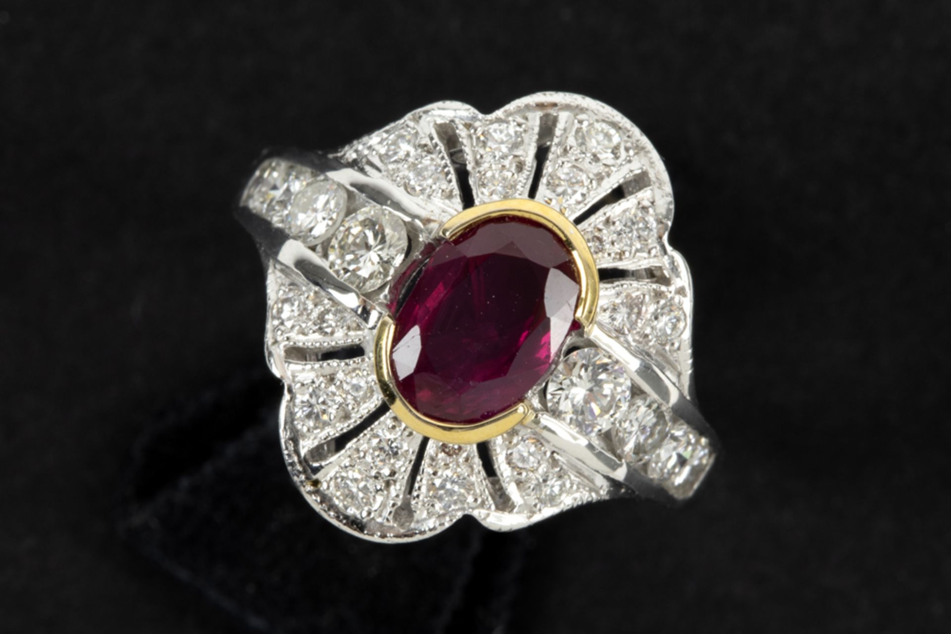 oval cut not-heated (!!) pigeon blood ruby of 1,76 carat set in yellow gold (18 carat) on a ring in 