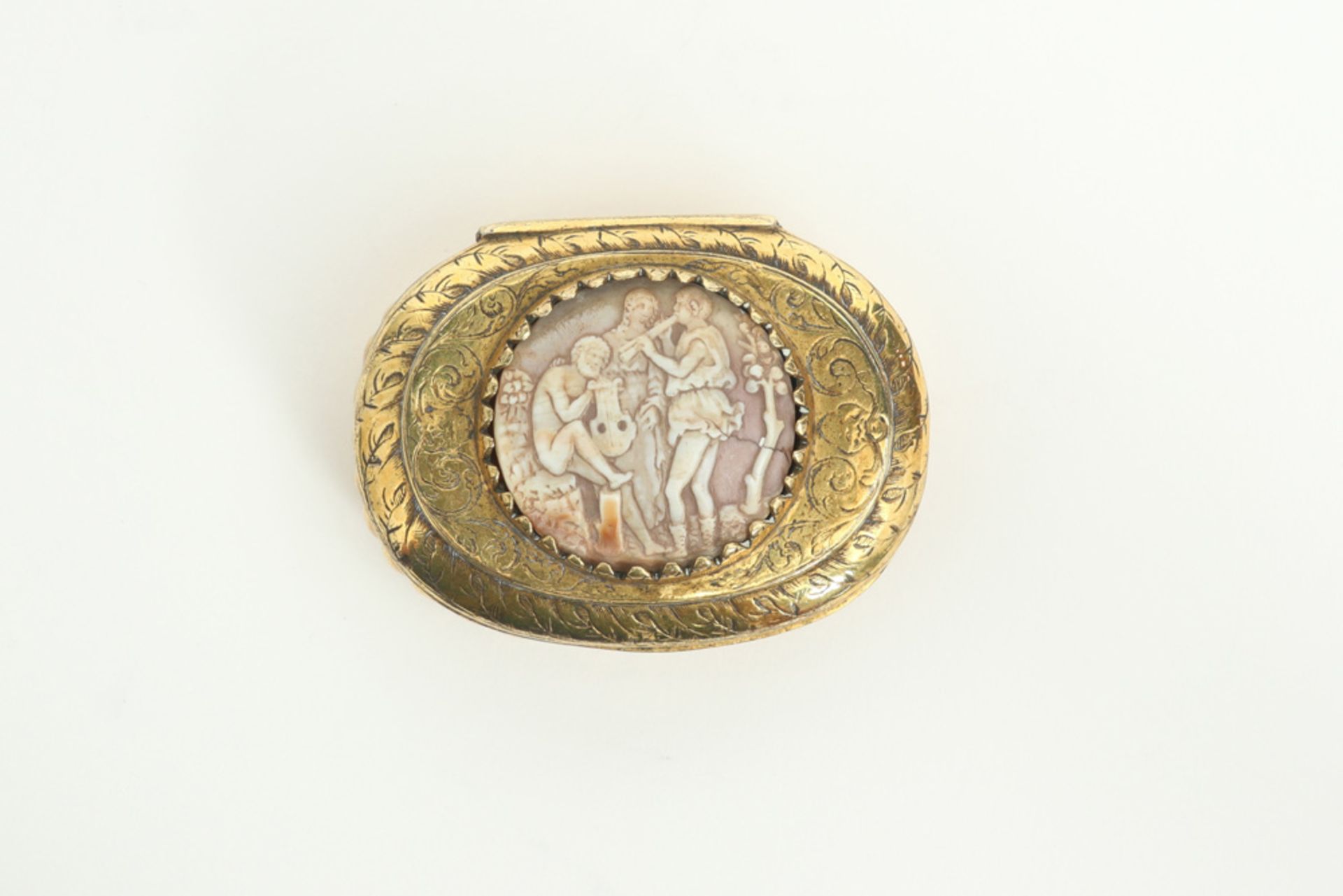 17th Cent. presumably German oval snuff box in vermeil with engraved and embossed ornamentation and  - Image 3 of 4