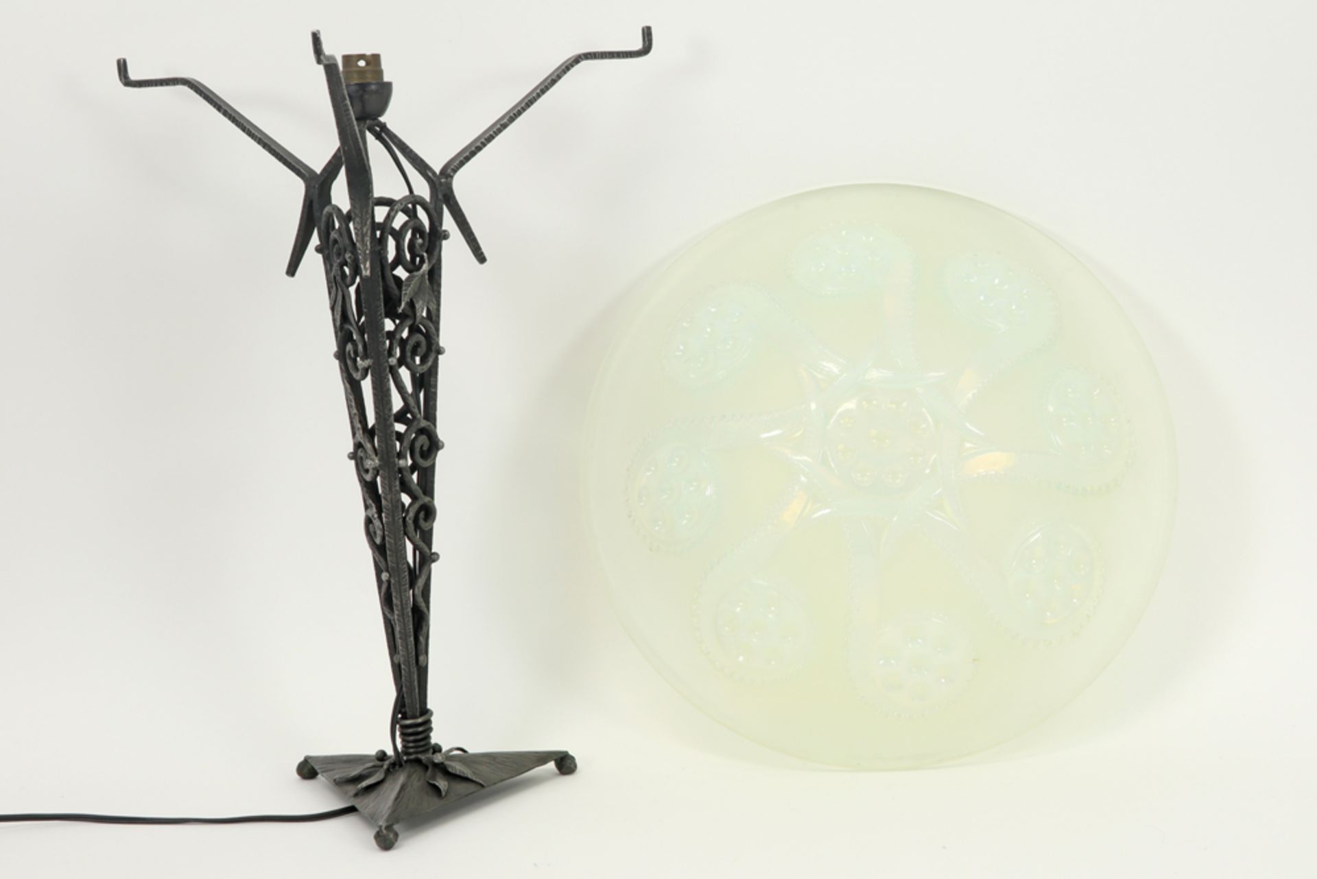 presumably French Art Deco lamp in wrought iron and opalescent crystal-glass - Image 3 of 4