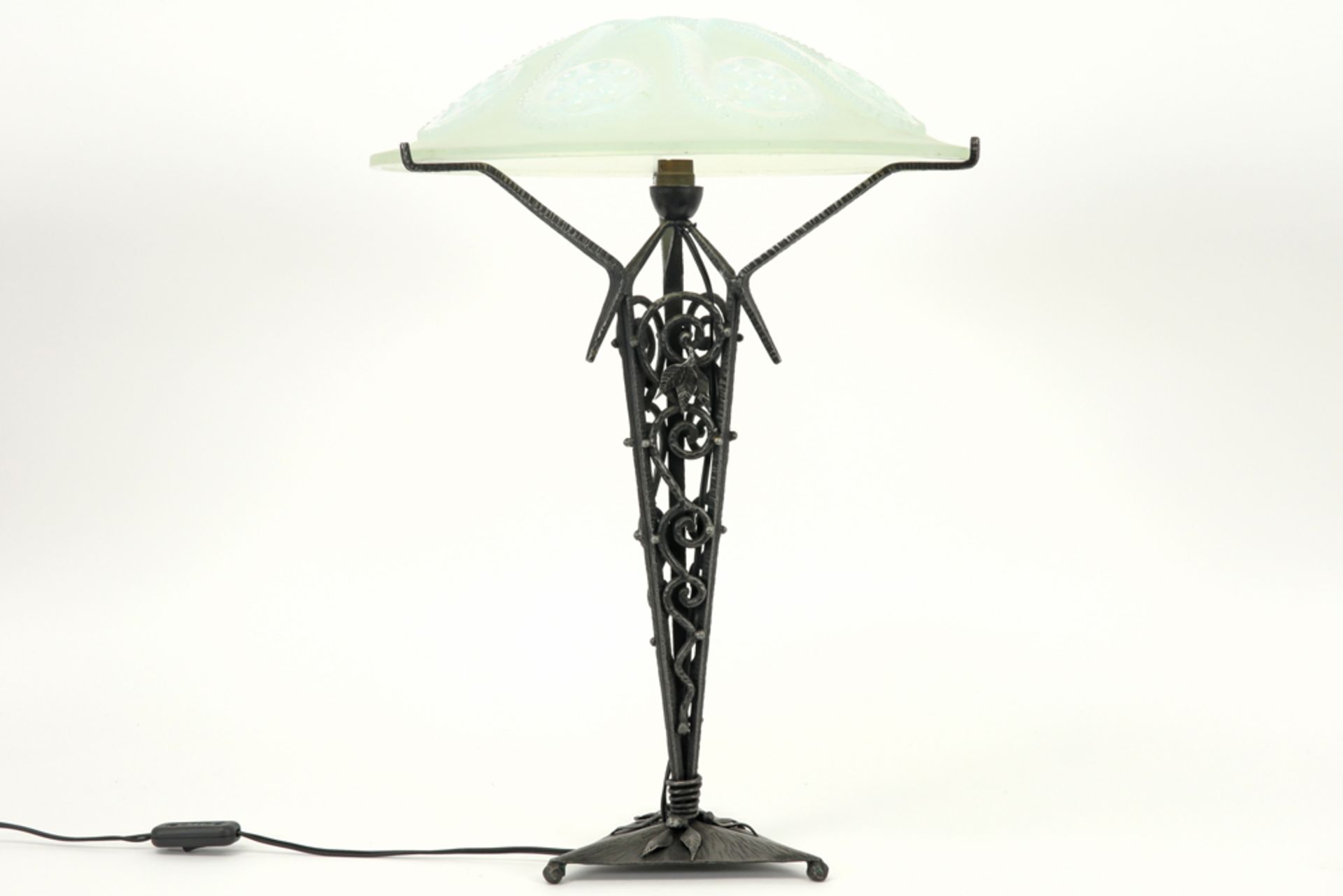 presumably French Art Deco lamp in wrought iron and opalescent crystal-glass - Image 2 of 4