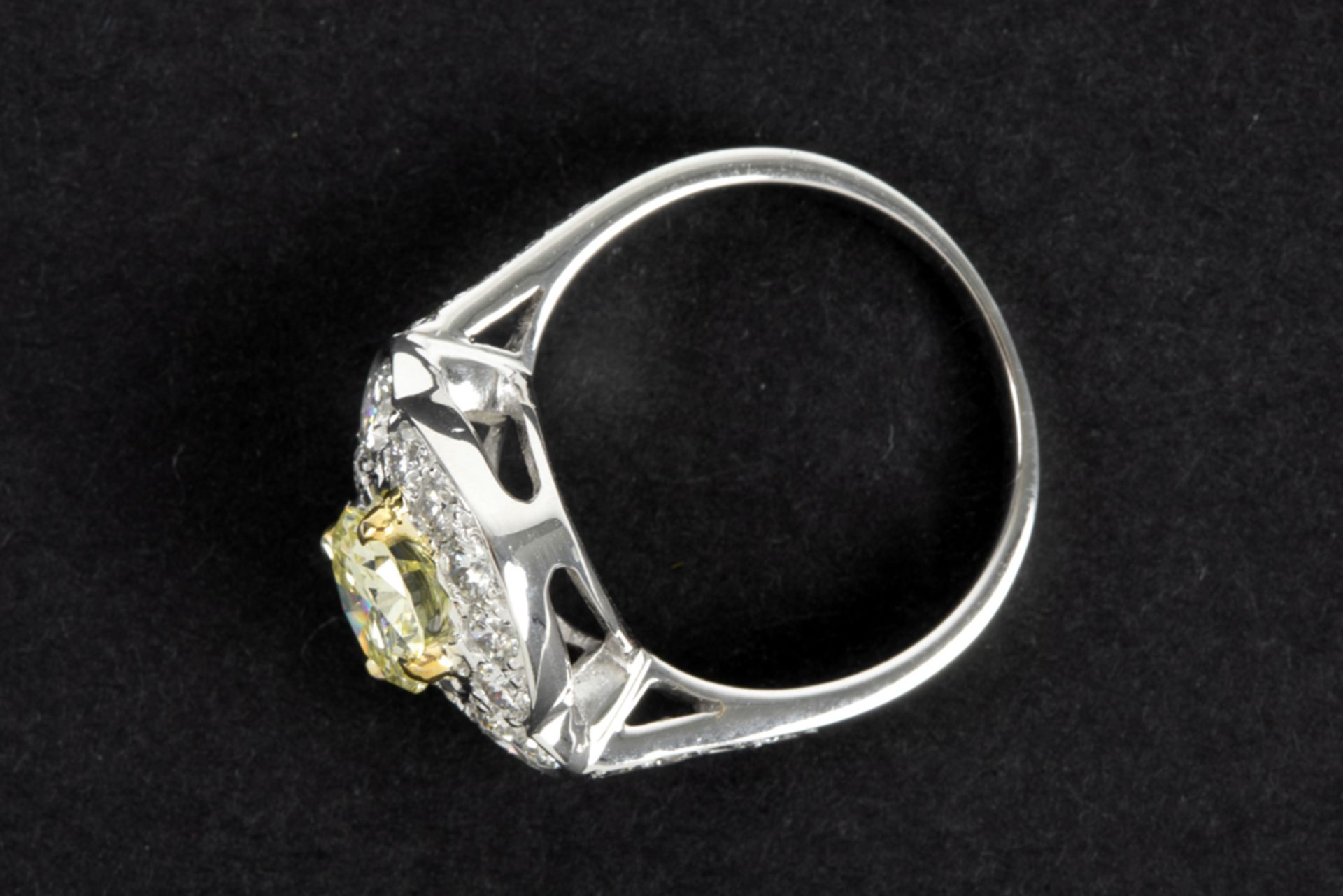 a 0,91 carat high quality fancy yellow brilliant cut diamond set in a ring in white gold (18 carat)  - Image 2 of 3