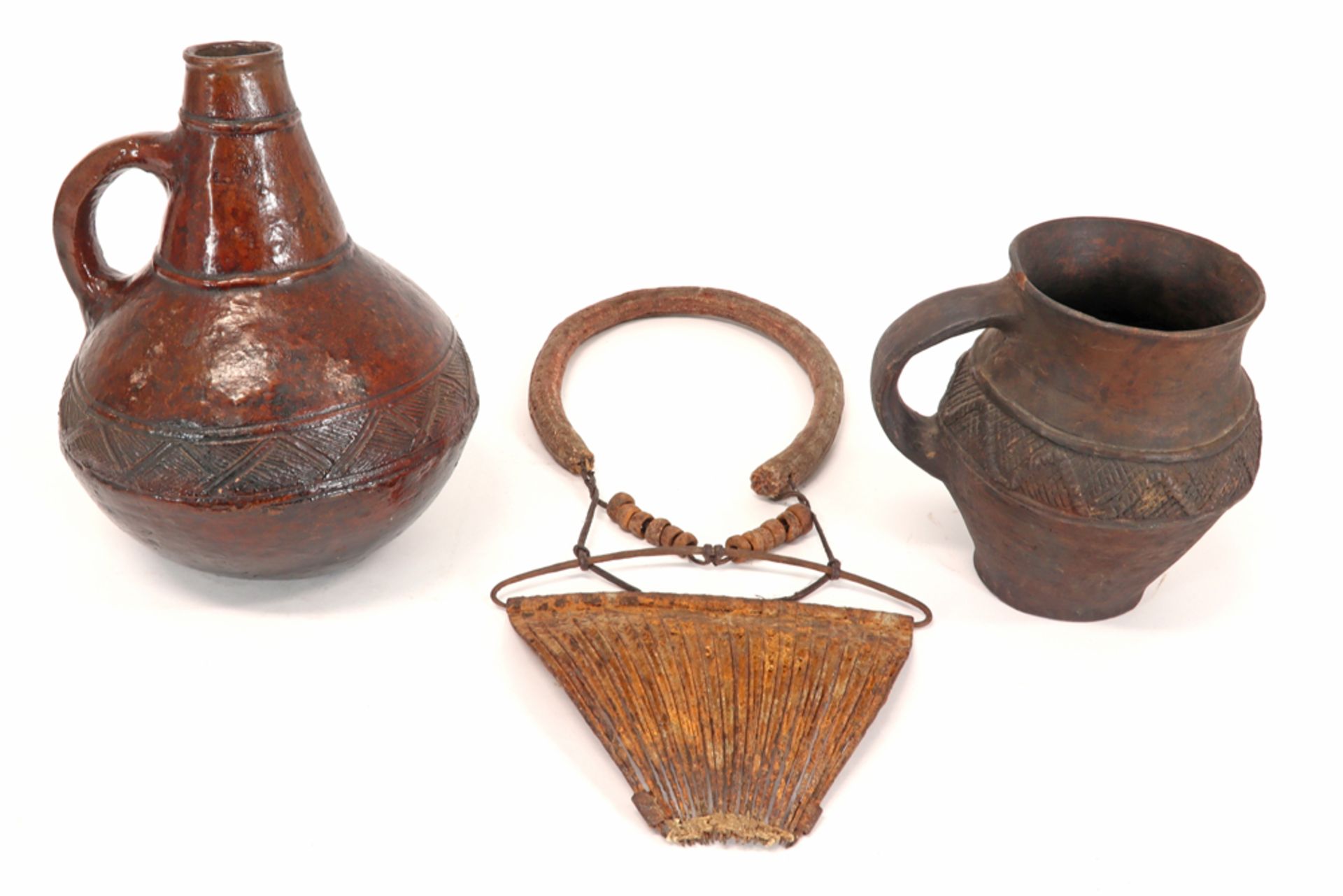 three African items : a Congolese drinking bottle of the Kasaï (ca 1910) in earthenware, a Congolese