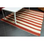 handwoven oriental kilim with a red and white stripes decor ||Handgeweven Oosterse vintage kelim met