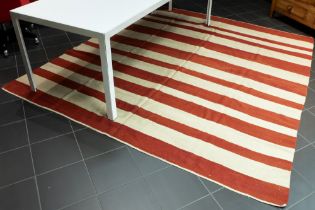 handwoven oriental kilim with a red and white stripes decor ||Handgeweven Oosterse vintage kelim met