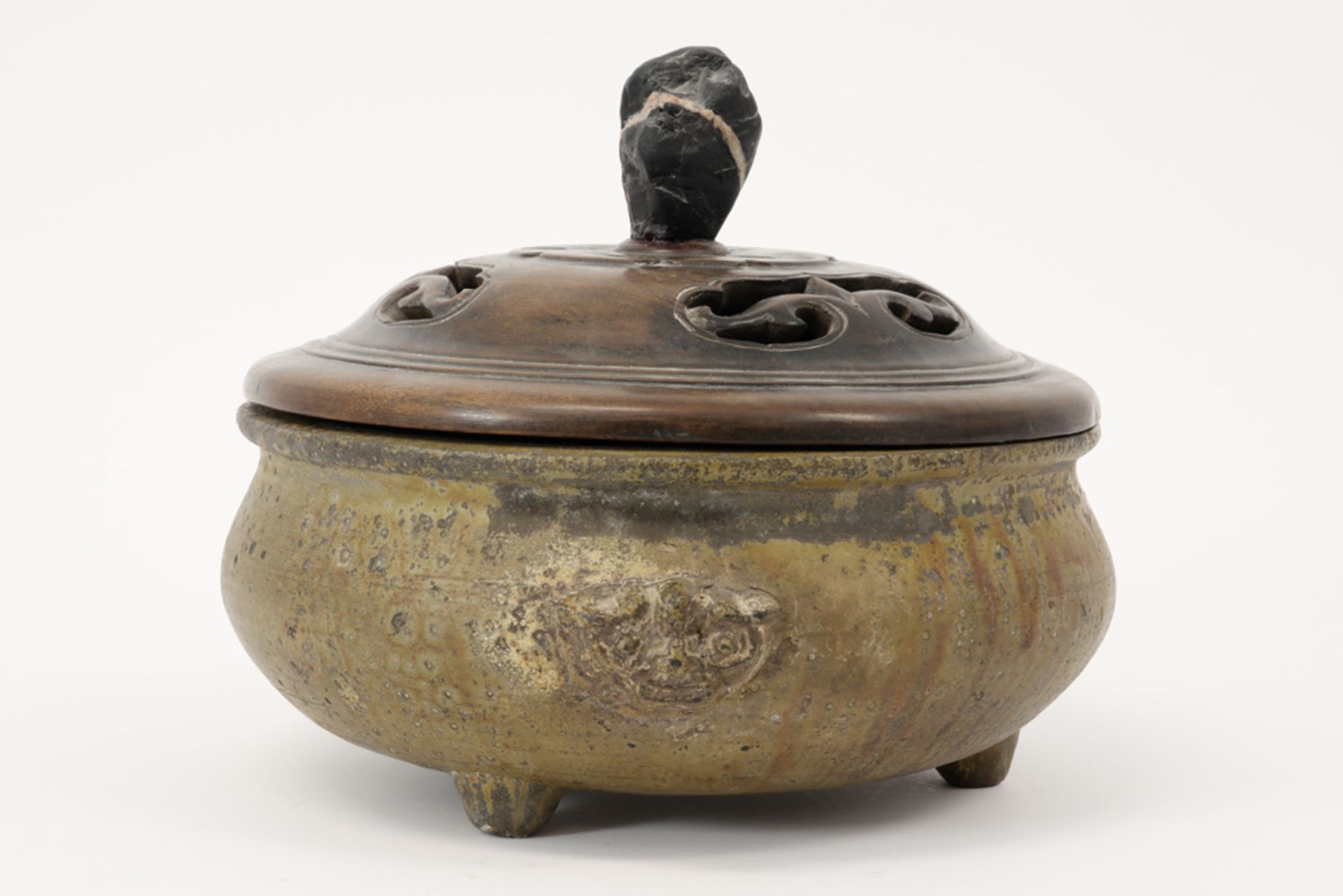 Chinese bowl in earthenware with a wooden frame with stone grip ||Chinese bowl op pootjes in - Image 2 of 3