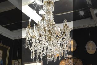 quite big French chandelier in bronze and crystal ||Grote Franse luster in brons rijkversierd met