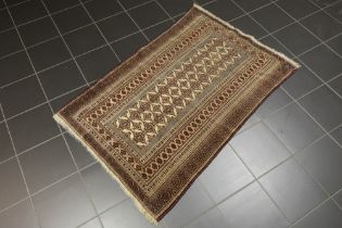 antique Turkmen Yomouth in wool on wool with a geometric design on a beige background ||Antieke